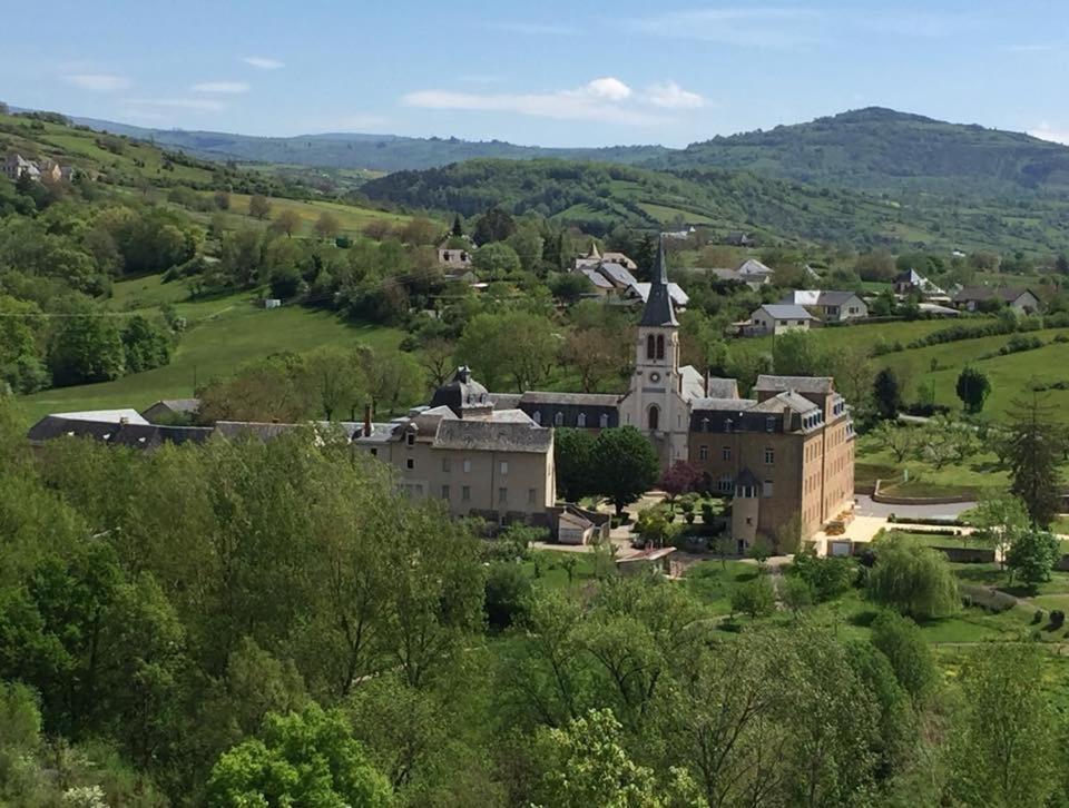 Accueil Du Couvent De Malet Hotel Saint-Come-d'Olt Exterior photo